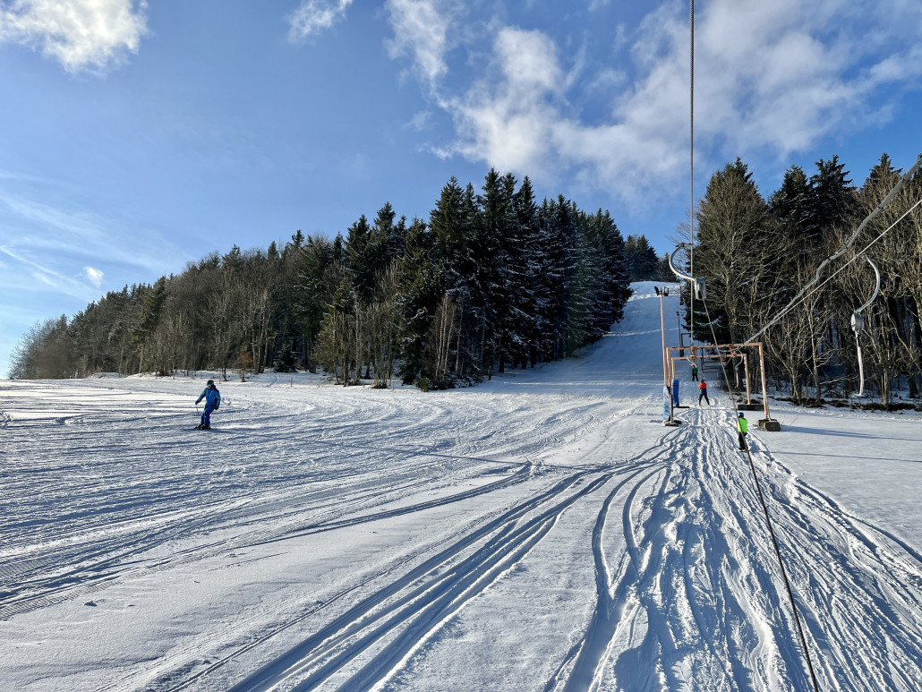 Auffahrt mit dem Lift - von links kommt man auf der blauen Piste zum Haupthang, hinter mir kreuzt von rechts die rote und gerade am Lift sieht es dunkelrot aus