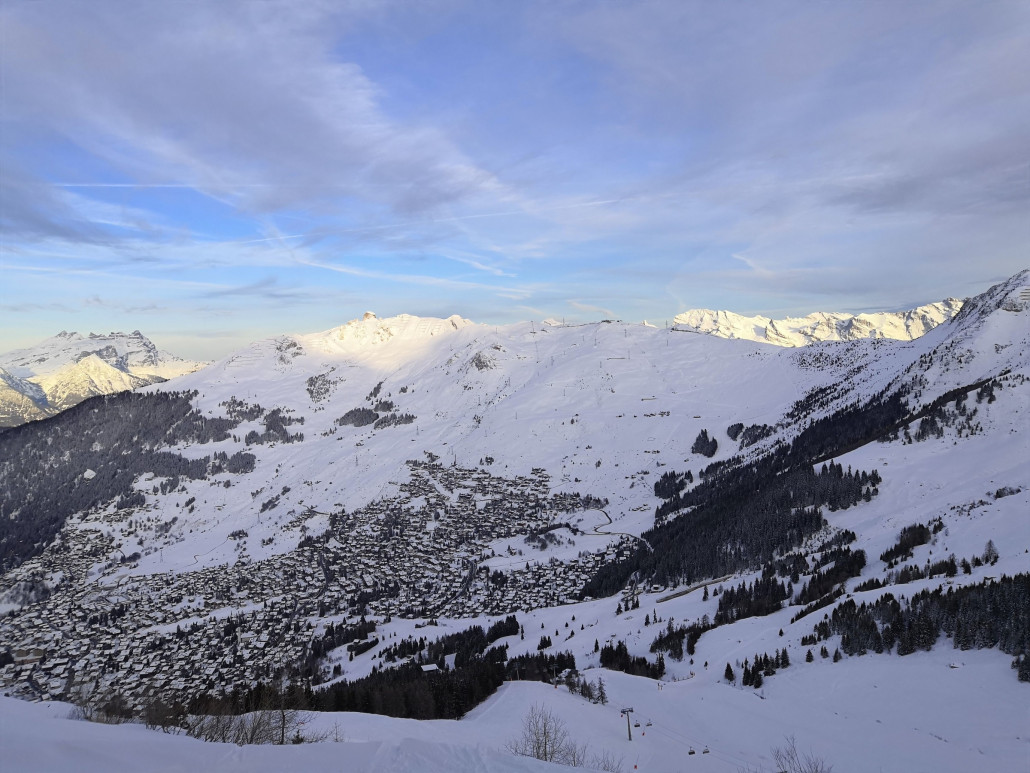 Morgendlicher Blick von Les Ruinettes morgens um halb neun. Es kündigt sich ein toller Tag an.