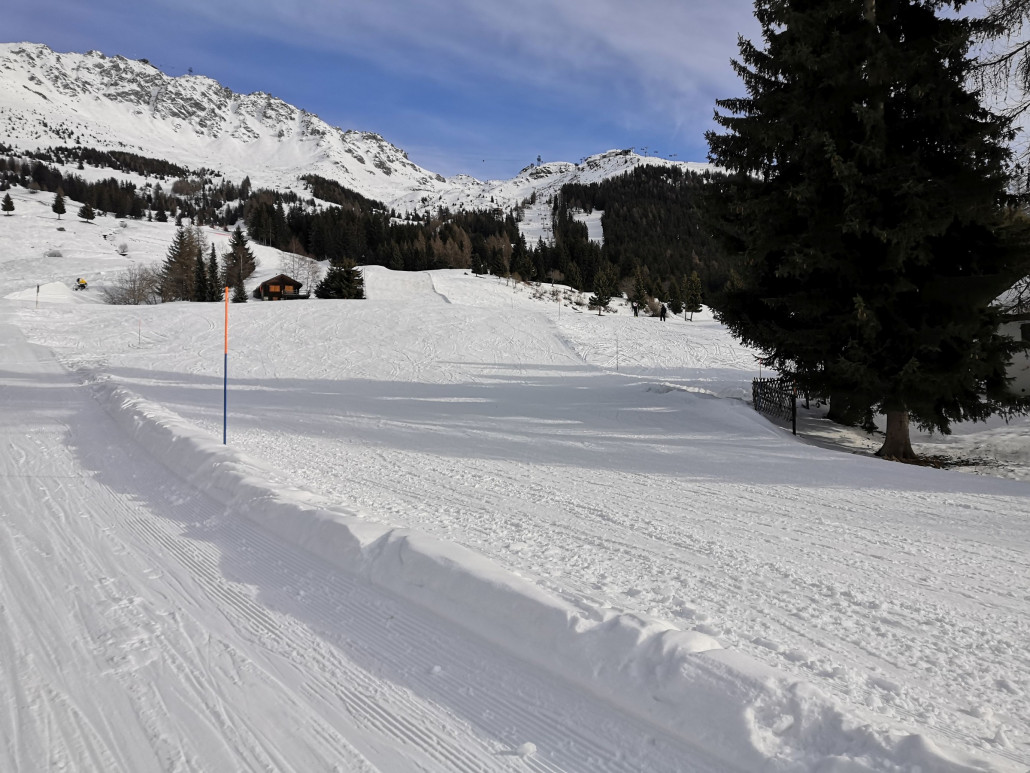 Da die direkte Verbindungspiste zurück nach den Schneefällen geschlossen wurde, geht es nun via KSSL Le Rouge und Seillift zurück.