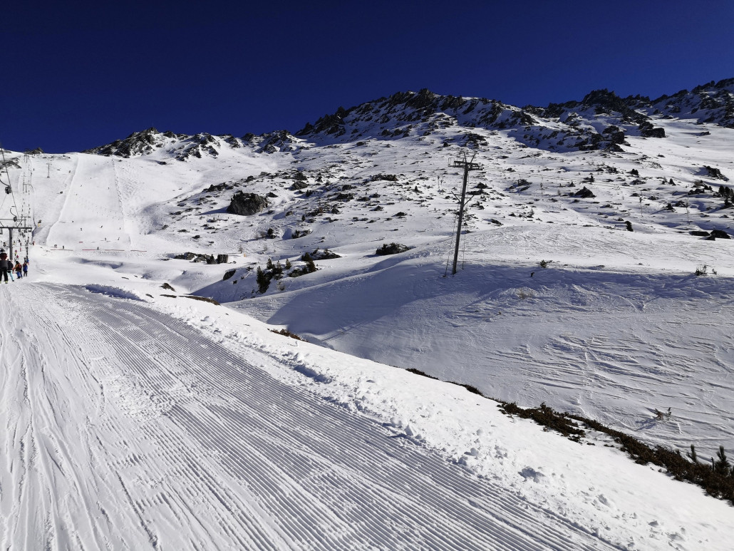 ... mit seinem schwarzen Steilhang, der an diesem Freitag auf der eisigen Seite war.