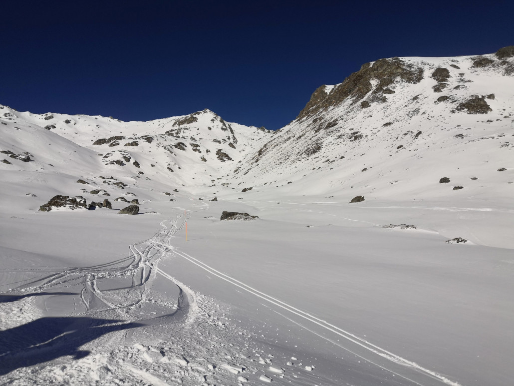 Nach einem ersten steileren Hang folgt eine flachere Passage.