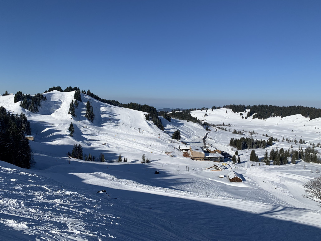 Blick über die Talstationen und das Hotel