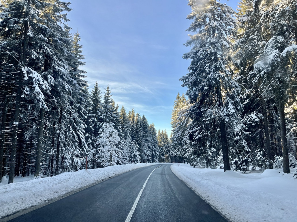 Schneelage auf etwa 1000m Höhe entlang der Straße zwischen Bozi Dar und Plesivec