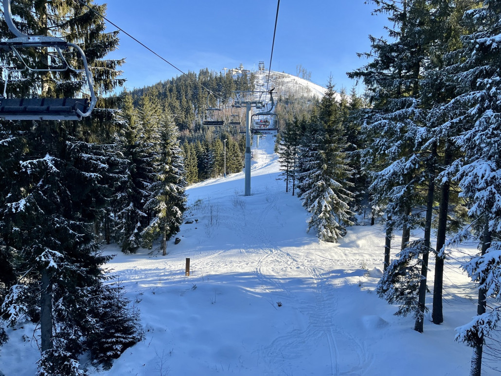 Naturschneelage im Gelände auch in Ordnung, die Anströmung von West ist offenbar besser als sonst von Ost oder Nord-Ost wenn an Fichtelberg und Keilberg deutlich mehr hängen bleibt