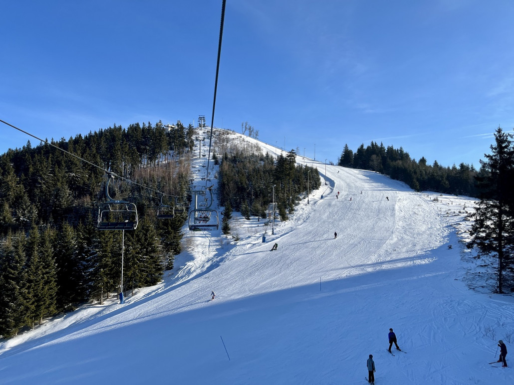 Blick auf den Steilhang der Pisten 1+2 mit leicht verringerter Pistenbreite, das findet man derzeit an mehreren Stellen im Gebiet