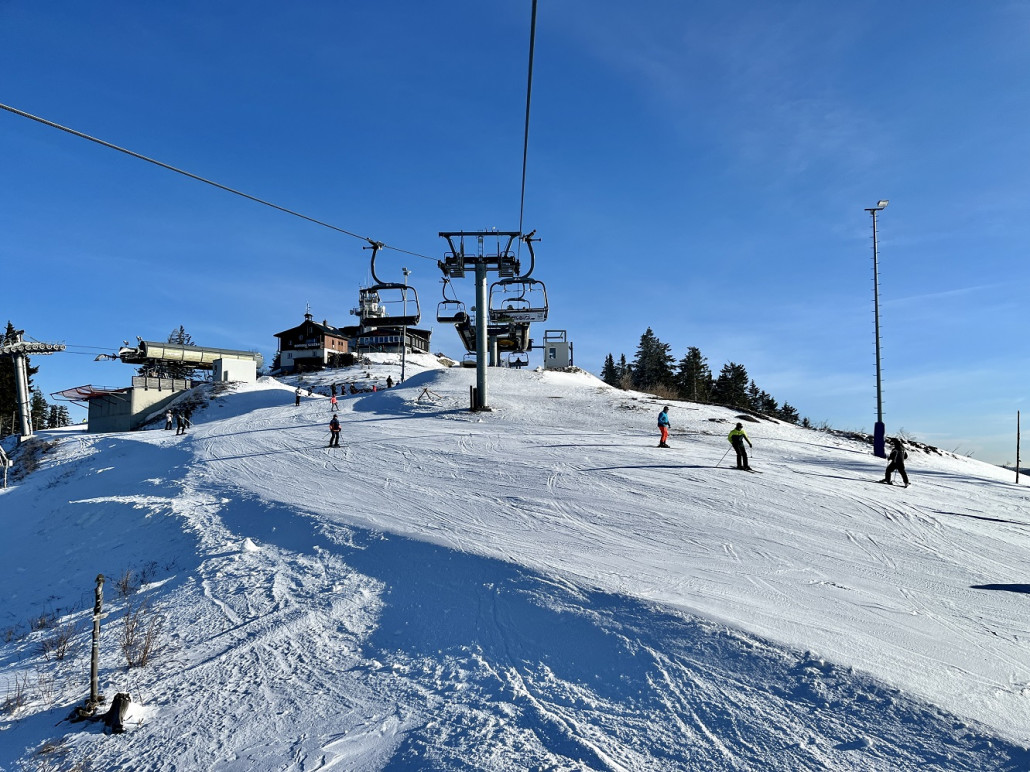 Gipfelbereich - man sieht wie der Schnee abseits der präparierten Abfahrt verblasen wurde, aber die Piste war hier tadellos