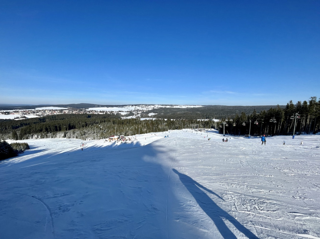 Einfahrt zur Abfahrt 5 "Paula" entlang des Wäldchen...
