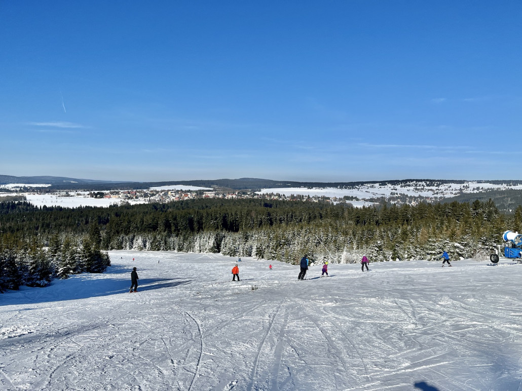 Abfahrt wird nach wie vor rege benutzt, auch wenn offiziell nicht geöffnet da nicht präpariert...