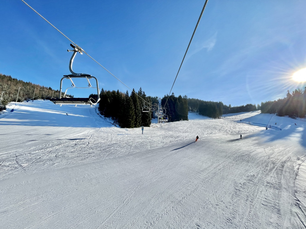 Foto aus der 4KSB "Modes Grund" auf die von rechts kommende Abfahrt 2 "Milena", mittig rechts der Liftschneise die Abfahrt 3 "Jitka" und links die 4 "Aida"