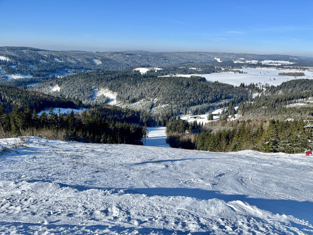 Nach 4 Runden auf der 1 und 2 ging es weiter zur (nicht geöffneten aber auch nicht abgesperrten) Abfahrt 3 "Jitka" - hier die Einfahrt mit abgeblasenem harten Schnee