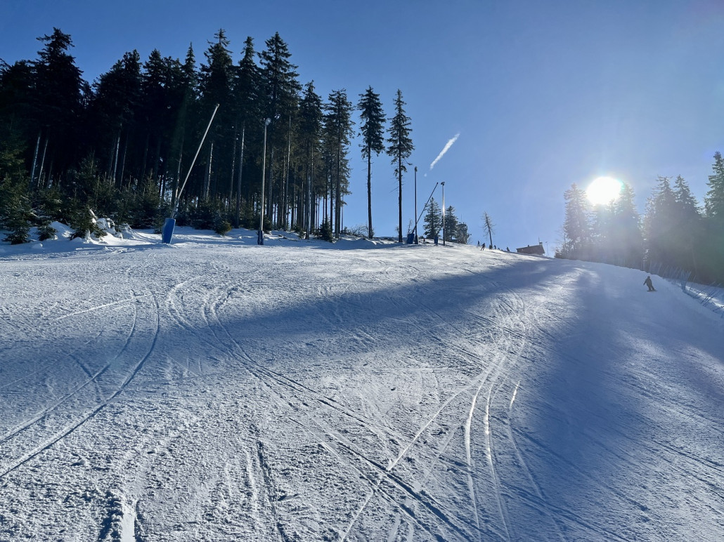 Blick auf den Steilhang von dessen Ende, die Aufnahme wurde kurz vor 11Uhr gemacht