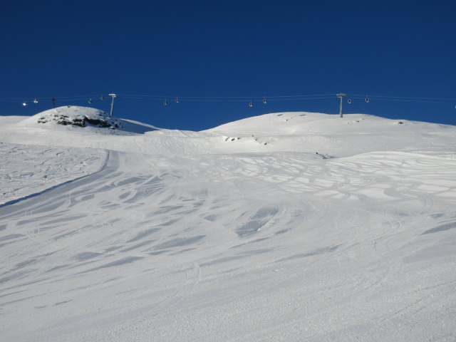 Piste 26, im Hintergrund die 10-MGD Valisera II