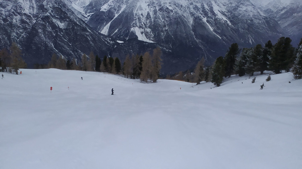 An der Weinbergbahn fegte der Wind den lockeren Schnee nach unten