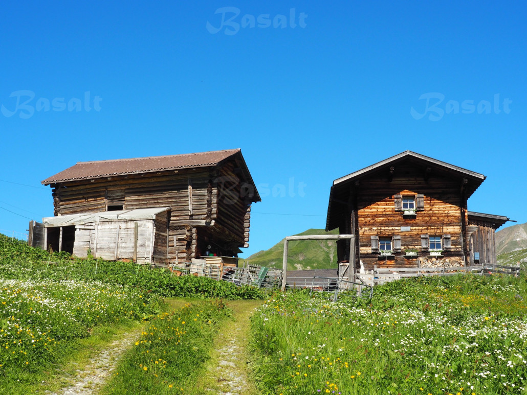 ^^ Das alte Walserhaus mit Stall am Sattel