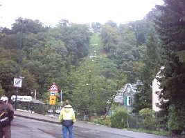 d-florian vor der Seilbahn