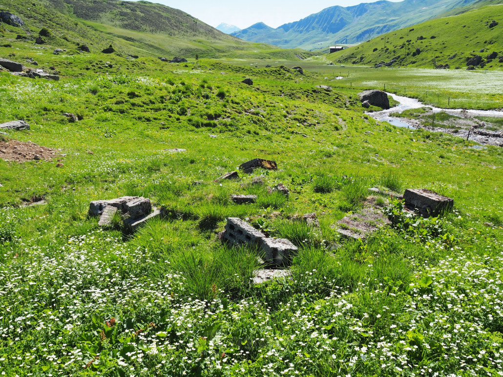 ^^ Überreste der früheren Talstation des Kreuzweglifts mit Blick über den Moorbereich zum Sattel