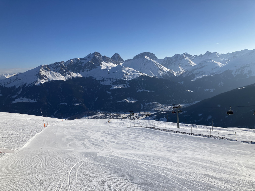 Weiterer Verlauf der Piste 7. Trifft meinen Geschmack weniger, weil stark nach rechts hängend, was auf diesem Foto schlecht zur Geltung kommt, da ich das Bild nicht waagrecht aufgenommen habe.