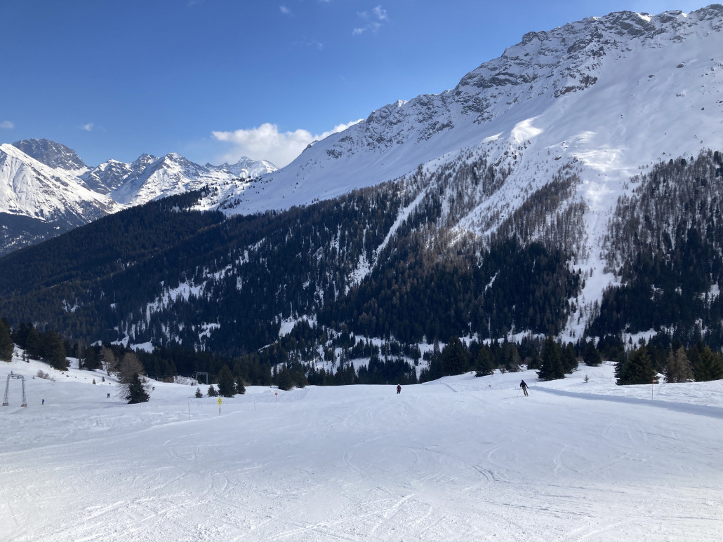 Nach 12 Uhr zog es rasch zu und es wurde zunehmends schattig und der Wind nahm stark zu. Die Pisten am SL Naladas waren für mich neu, da wir diesen Bereich letztes Jahr übersprungen hatten. Die Abfahrt entlang des Schlepplifts hat mir äusserst gut gefallen: einigermassen steil, ziemlich breit und coupiert.