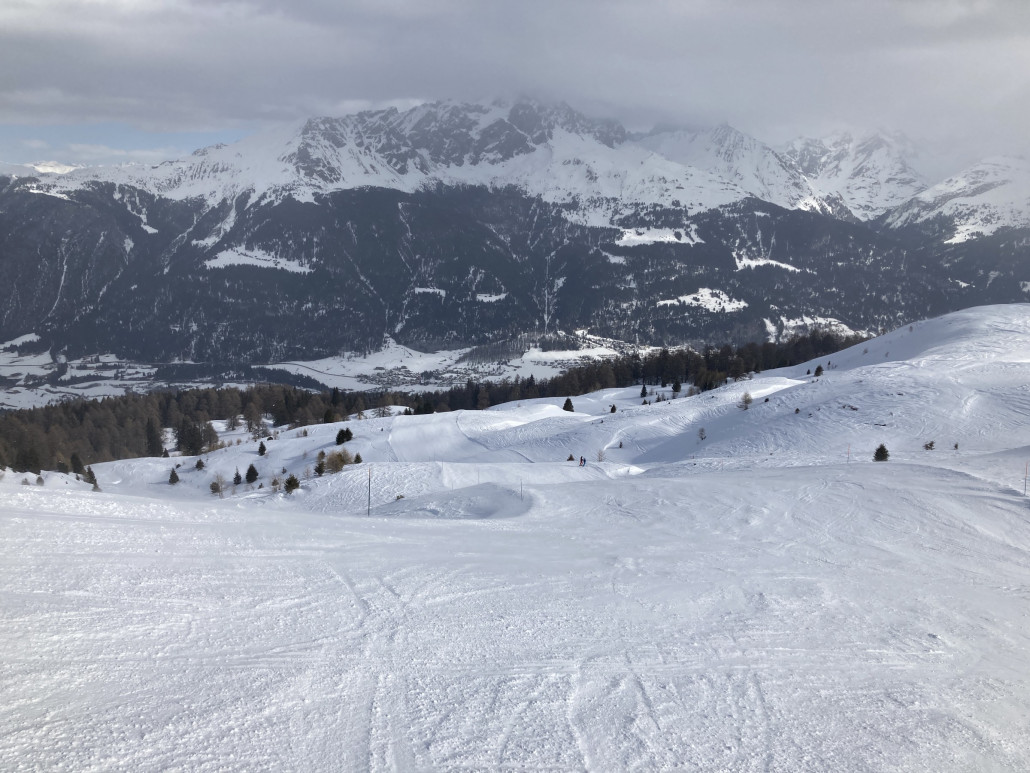 12b vom SL Lartig zurück nach Tigignas. Nette Trassierung durch den Wald mit Kurven und Wellen. Die Schneeauflage ist in diesem Bereich eher dünn, einige Steine und Erde kommen zum Vorschein.