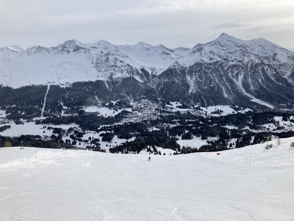 42a am Scalottas. Weicher, jedoch gut präparierter Schnee und zu Beginn noch pulverig. Im Verlaufe des Tages klebte es in den unteren Bereichen immer mehr, oben blieb es gut.