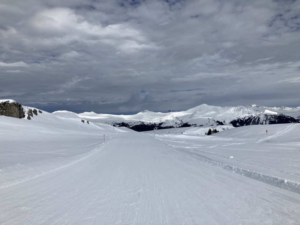 11a. Die Piste ist zwischenzeitlich sehr flach. Bis auf eine Passage ist die Abfahrt aber auch mit dem Snowboard fahrbar, ohne aus der Bindung zu gehen. An dieser einen Stelle kommen jedoch auch die Zweibrettler nicht nach vorne.