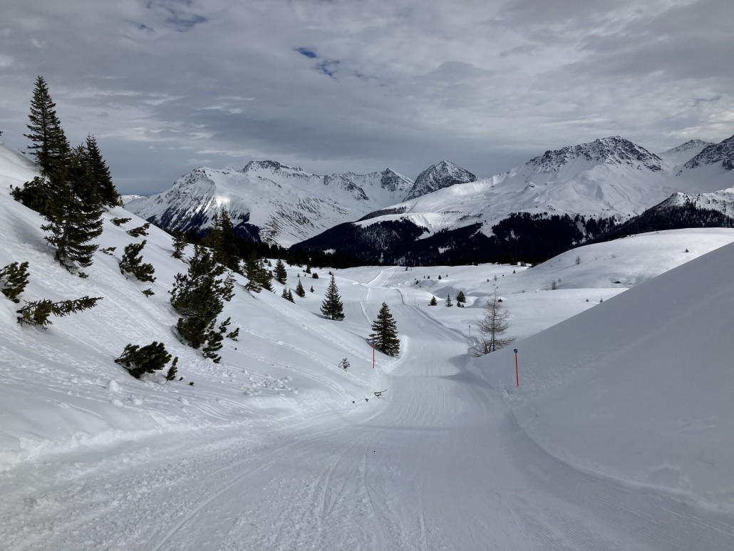 11a. Landschaftlich sehr schön. Auch wenn es spannendere Pisten gibt, finde ich diese Abfahrt lohnenswert. Vor allem an Tagen wie heute, an denen viele andere Ecken des Gebiets voll sind.