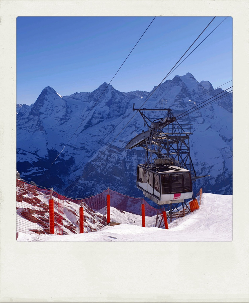 Und schon am Schilthorn angekommen. Was für ein spektakulärer Blick auf Eiger, Mönch und Jungfrau. Unter der Gondel passt man übrigens nicht durch. Wenn man mit den Skiern abfahren will, muss man kurz warten, bis die Gondel weg ist. Urig!