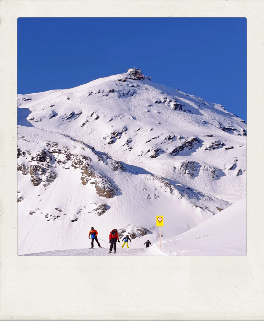 Geile erste Abfahrt vom Schilthorn hinab ins Engetal. Rückblick hinauf auf den "James-Bond-Berg", das Schilthorn. In den Bahnen läuft übrigens immer James Bond Musik an und in den Stationen ist überall Werbung. Am Schilthorn selbst gibt es auch die "Bond World". Wir wollten aber unbedingt Skifahren und uns nicht unnötig drinnen aufhalten.