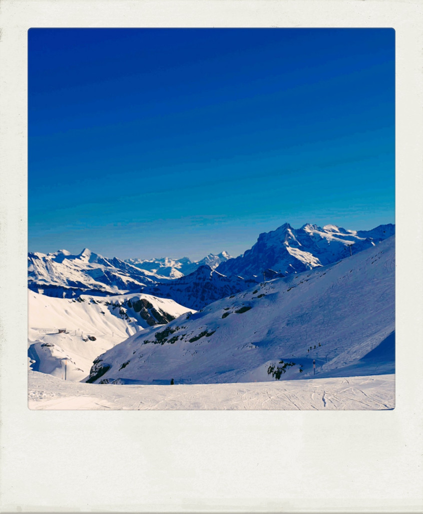 Gleiche Stelle, Blick nach vorne. Von rechts kommt die Piste von der Zwischenstation Birg. Man sieht auf dem Kamm in der Bildmitte auch schon Stützen der 4KSB/B Riggli, die sich für Wiederholungsfahrten eignet für die Engetal-Piste, die wirklich in einem tollen Zustand und landschaftlich sehr reizvoll ist. Links unten sieht man auch schon die anderen beiden Sessellifte des oberen Sektors: Muttleren und Kandahar.