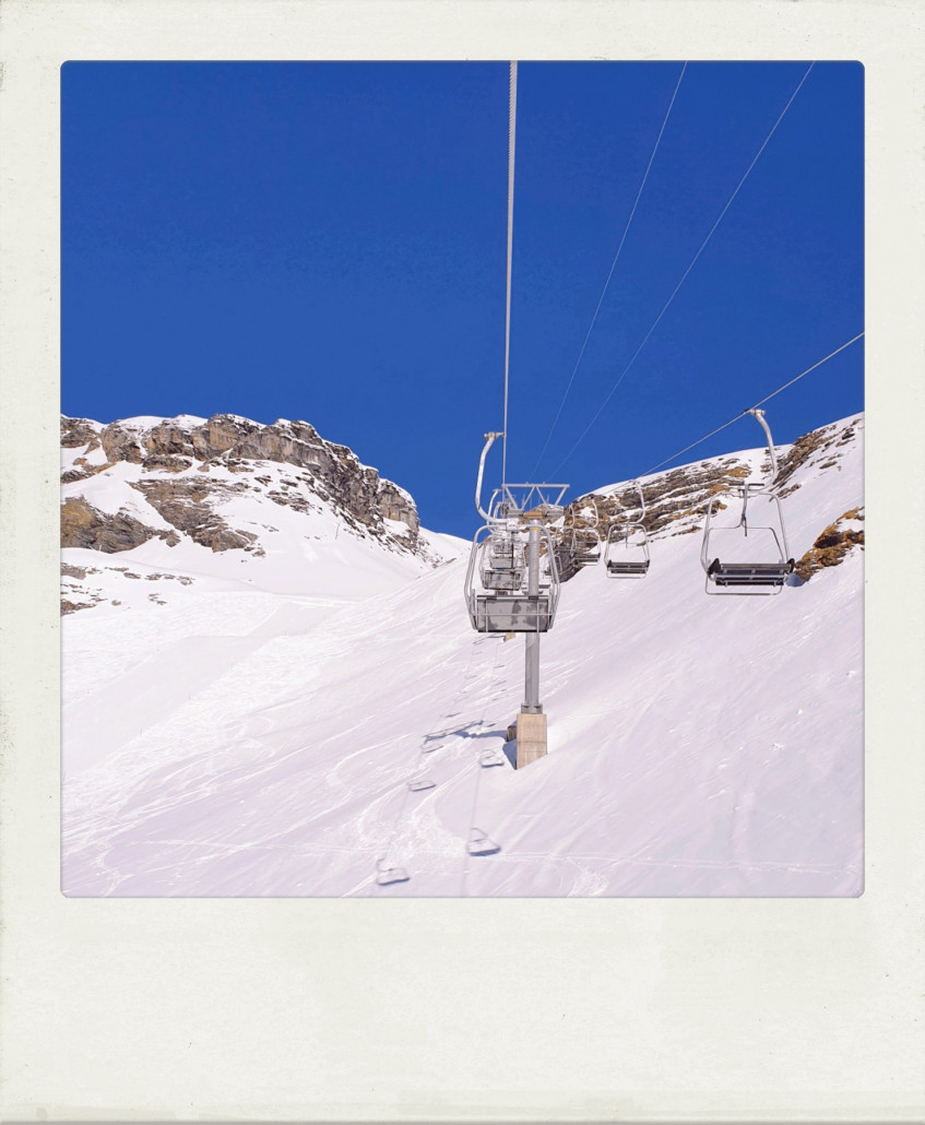 Wir lassen es direkt bis hinunter zur DSB Muttleren krachen. Eine relativ kurze Sesselbahn mit Förderbandeinstieg und dementsprechend ist sie flott unterwegs.