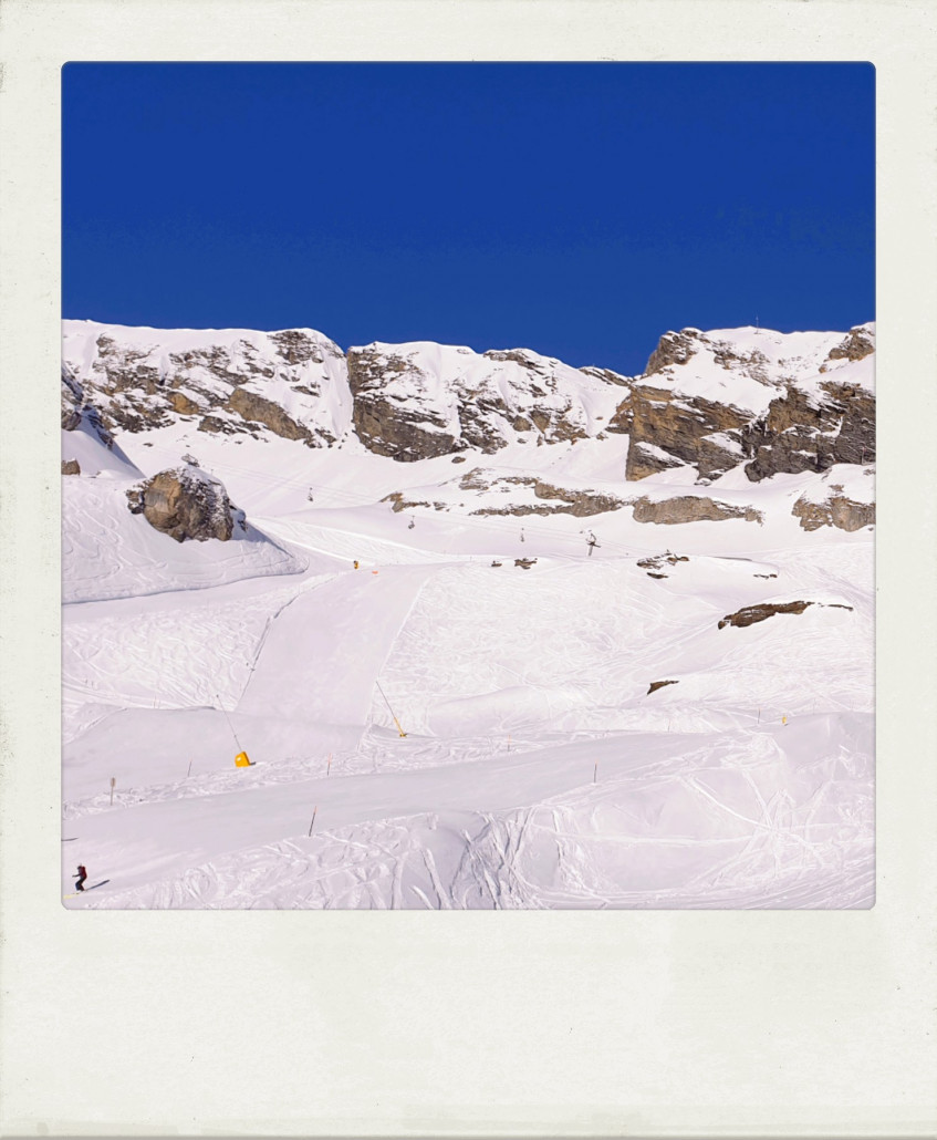 Der Blick nach links schweift über leckere Pisten an der DSB Muttleren, die rote Stellifluh links und die schwarze Muttleren, die uns toll gefallen hat. Ganz links kann man über eine blaue Umfahrung den ersten Steilhang der Stellifluh meiden.