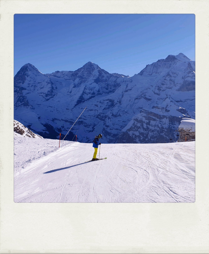 Deshalb das nächste Bild erst wieder an der Kandahar-Sesselbahn mit der roten Piste Bietenhorn, die von hier nach rechts abzweigt, gerade aus geht`s weiter auf die schwarze Kanonenrohr. Beide Pisten treffen sich kurz vor der Talstation der Kandaharbahn nochmal, die schwarze führt dann in steilen Serpentinen hinab nach Mürren, die rote endet dort.
