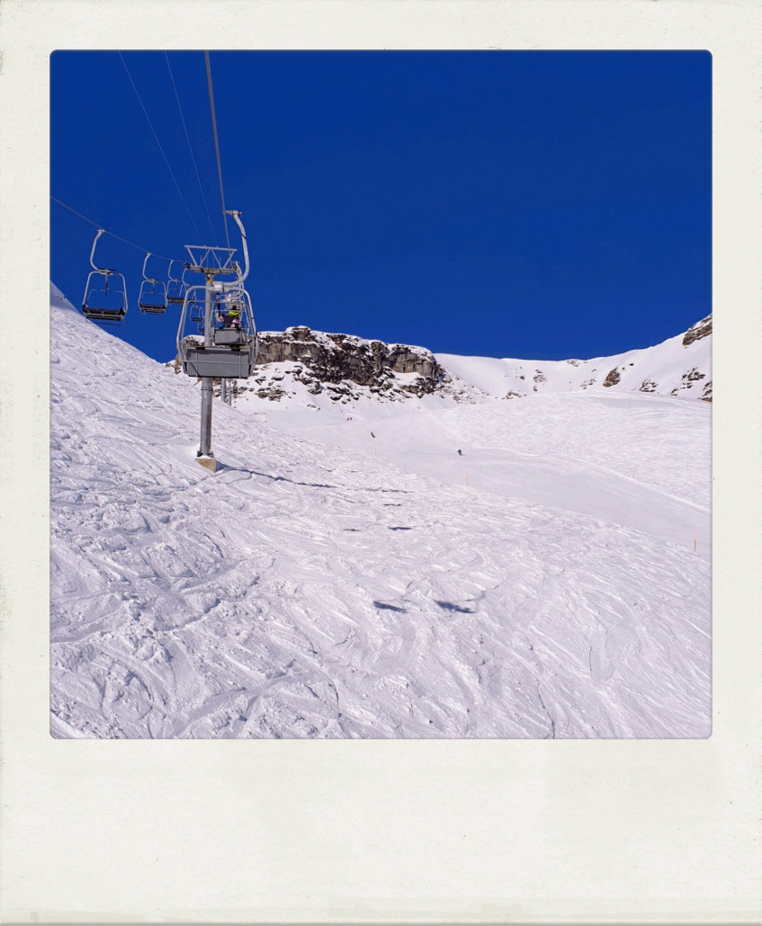 Hier in der DSB Kandahar. Baugleich mit der DSB Muttleren und ebenfalls flott unterwegs und mit Förderbandeinstieg ausgestattet. Die Bergstationen beider Sesselbahnen befinden sich im gleichen Gebäude. rechts zu sehen ist die rote Piste "Bietenhorn".