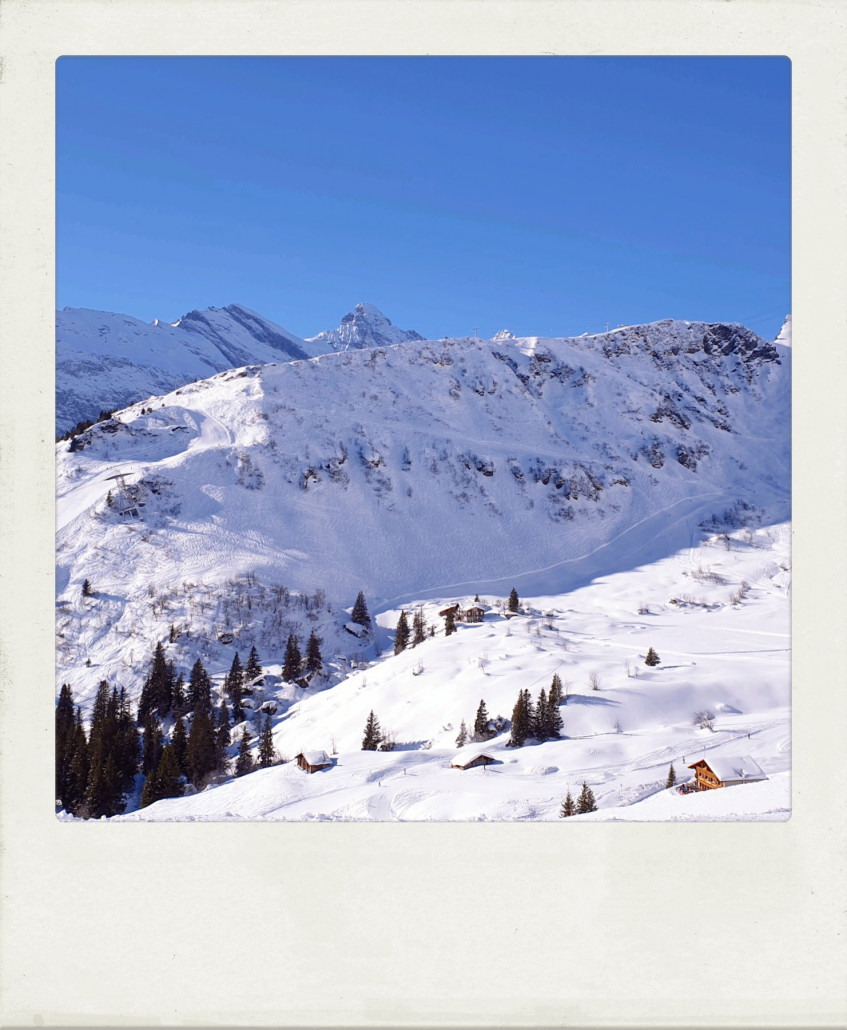 Und angekommen auf dem Sattel etwas unterhalb des Allmendhubels. Von hier kann man ins Blumenthal bzw. "in die Suppe" fahren (Suppenalp), hier auf dem Foto zu sehen, und weiter hinab nach Mürren zur Schilthornbahn oder auf die andere Seite hinab, wo man mit den beiden DSBs entweder Richtung Maulerhubel oder eben zum Allmendhubel hinaufkommt. Eine Piste führt aber auch in dieser Richtung hinab nach Mürren, aber dann eher ins Zentrum und zur Talstation der Allmendhubelbahn.