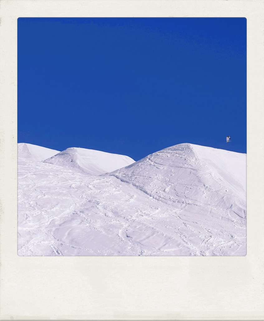 Wir entscheiden uns für zweitere Richtung und sitzen hier schon in der DSB Maulerhubel, wie alle DSBs hier ebenfalls mit Förderbandeinstieg ausgestattet. Im Bild der Snowpark mit springendem Jugendlichen.