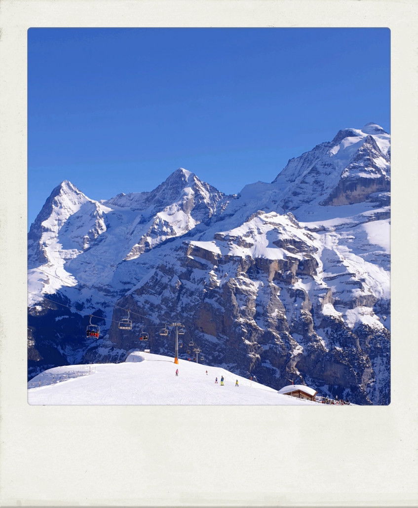 Einmal fahren wir hinab nach Winteregg. Dort gefällt es uns aber nicht so gut (viel los und Pisten so lala), weshalb wir schnell zum Schiltgrat und damit zum Sektor ganz links außen wechseln. Hier sind wir schon an der Bergstation der 4KSB "Schiltgrat" angekommen, natürlich mit Blick aufs Dreigestiern.