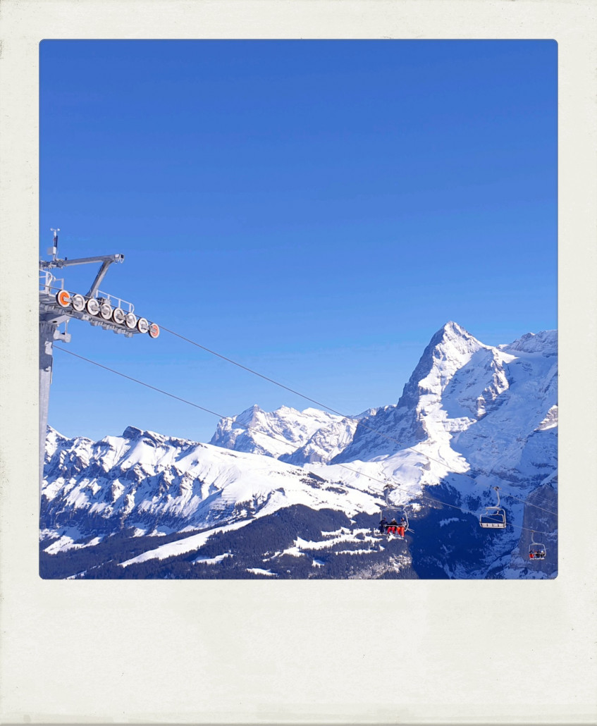 Blick über die Schiltgratbahn hinüber nach Grindelwald. Was auf diesem Foto nicht zu erkennen ist, sind die "Ameisen", die heute in Grindelwald die Pisten bevölkern.