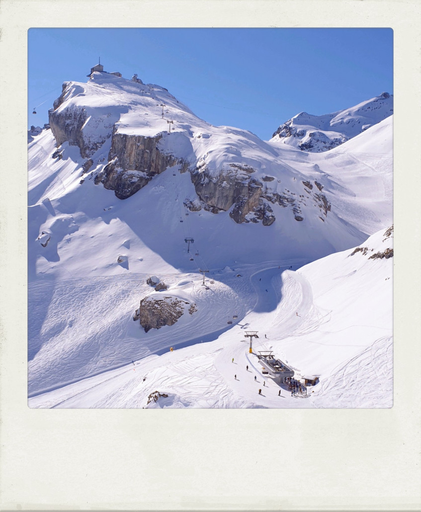 Nach ein paar Fahrten begeben wir uns aber zur Mittagszeit nochmal in den oberen Sektor. Hier die 4KSB/B Riggli in kompletter Länge und links oben sieht man eine Kabine kurz vor Station Birg fahren.