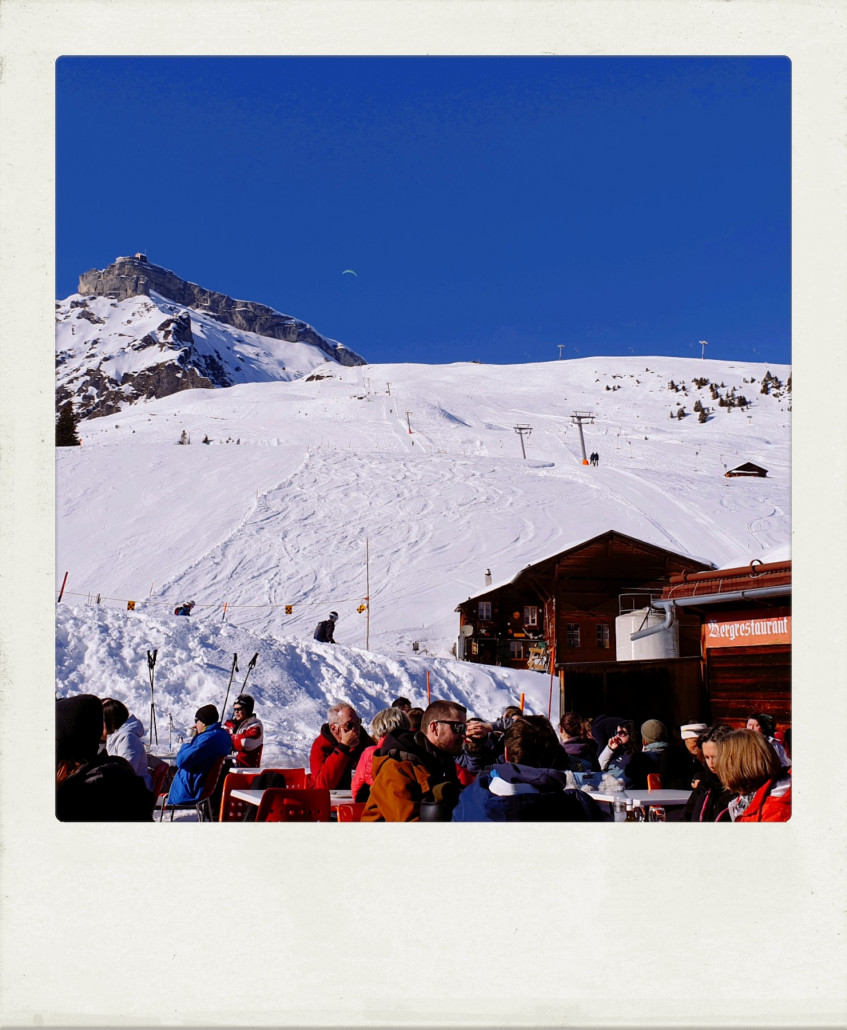 Mittagspause machen wir erst gegen 14 Uhr im Bergrestaurant Gimmelen. Hier der Blick hinauf zum gleichnamigen Schlepplift, der zwar modern anmutet aber wirklich sehr unbequem ist.