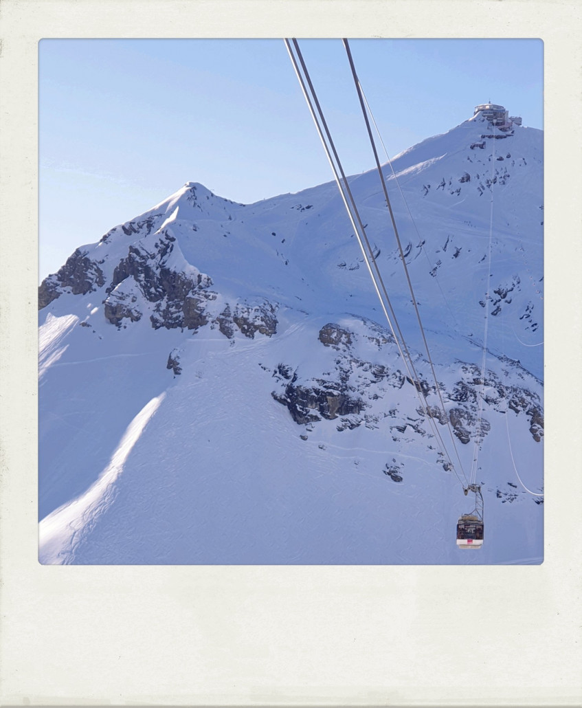 Und ein letztes Mal geht es hinauf aufs Schilthorn. Zum Abschluss wollen wir noch einmal von ganz oben nach ganz unten fahren. Hier warten wir auf die Kabine der Schilthornbahn. Auf diesem Foto sieht man die ganze Strecke der letzten Sektion.