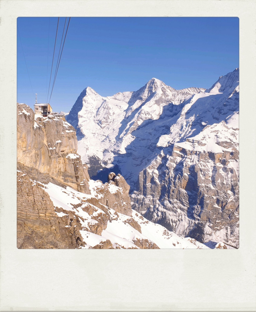 In der Kabine mit Rückblick nach Birg. Unglaublich spektakulär, wie die Station dort auf dem Felsen installiert wurde seinerzeit in den 60ern. Finanzielle Nöte beim Bau wurden übrigens vom Produktionsteam des James-Bond-Films übernommen, laß ich später auf Wikipedia.