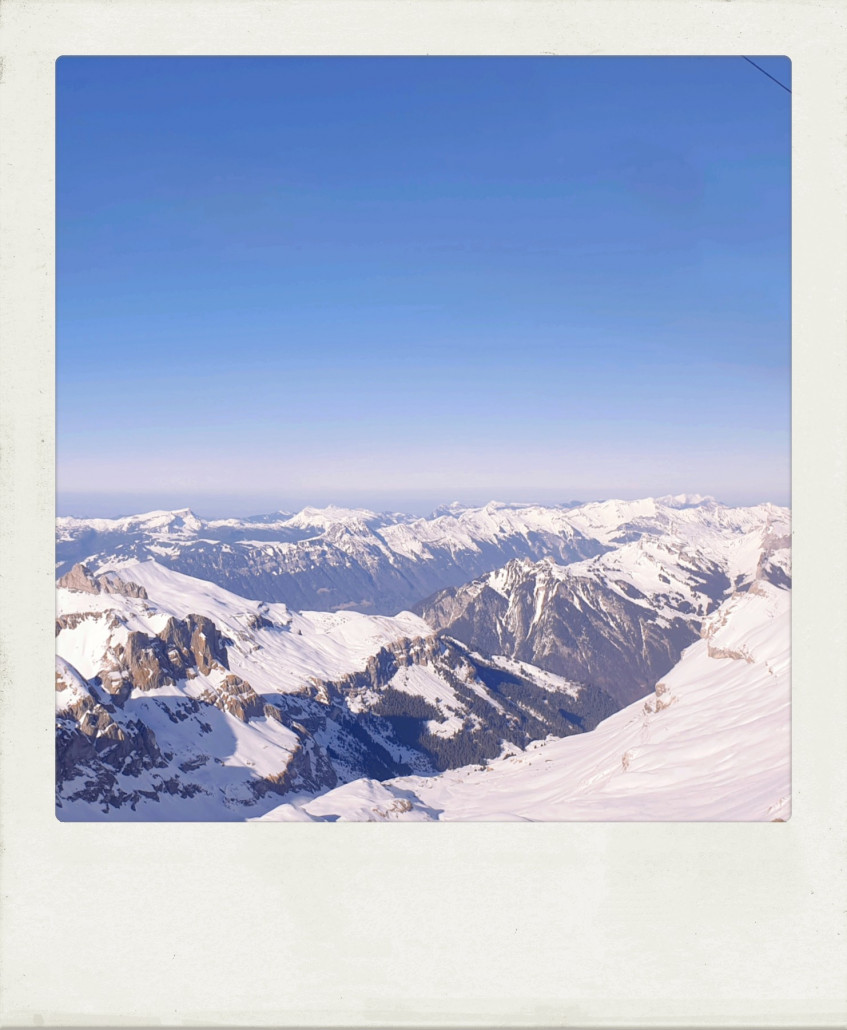 Seitenblick. Müsste jetzt auf der Karte gucken, was man da alles sieht. Aber auf jeden Fall schweift der Blick hier Richtung Bern und Jura (fast nicht zu erkennen, weil etwas diesig).