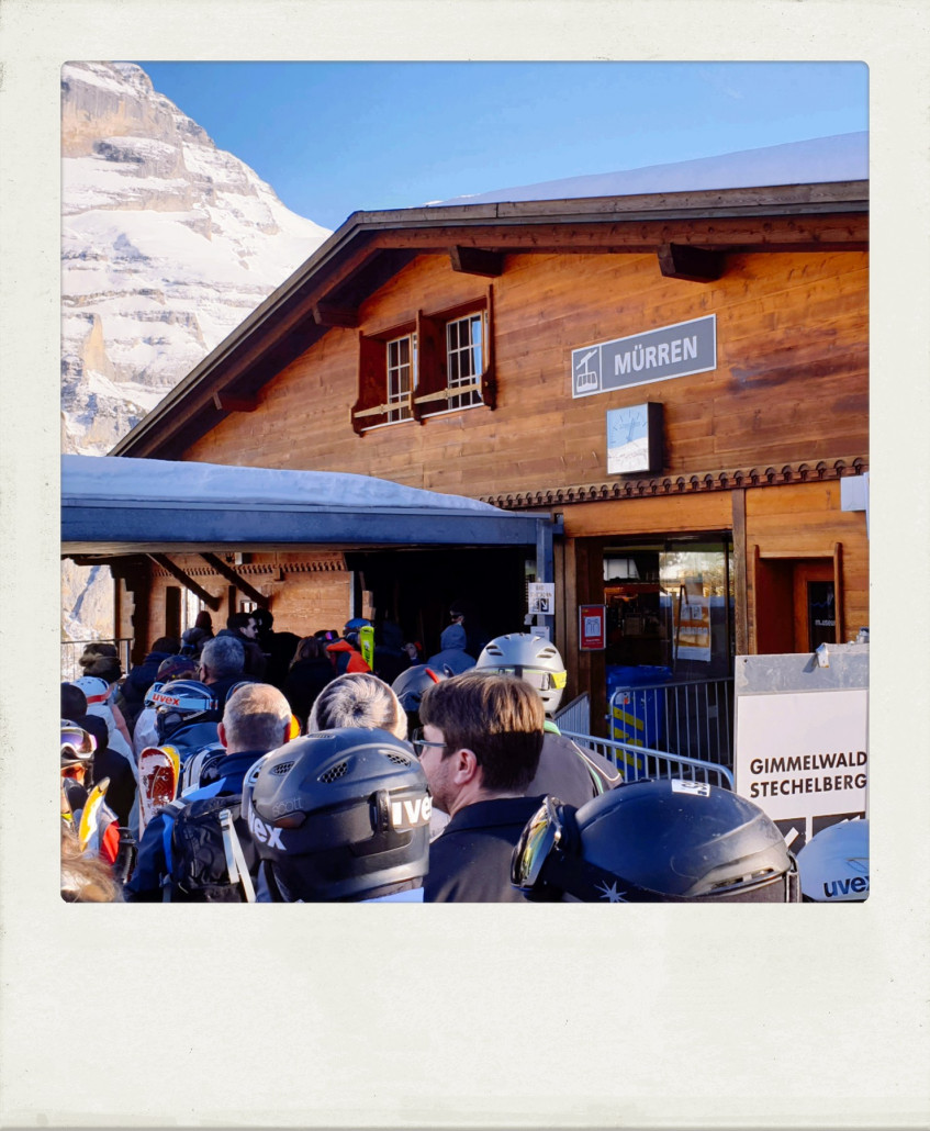 Längste Warteschlange des Tages dann bei der Talfahrt. Hier mussten wir zwei Gondeln abwarten, aber war nicht weiter schlimm.