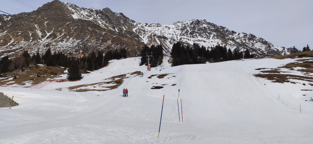 FIS-Piste links, rote Abkürzung rechts