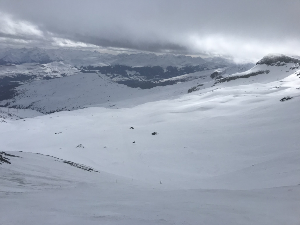 Wahnsinn! Sattel komplett leer, quasi frisch präpariert und sogar noch ein wenig Sonne! Nur beim Einstieg zum Steilhang durch den vielen Wind etwas kieselsteinig.