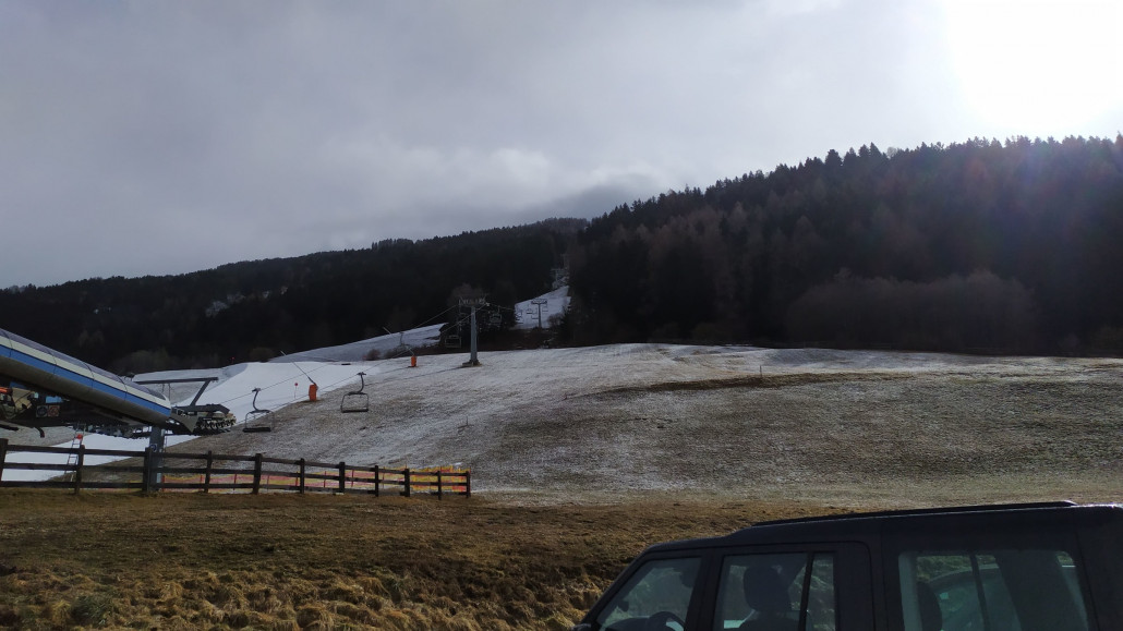 Man sieht die Schneefallgrenze exakt am Parkplatz