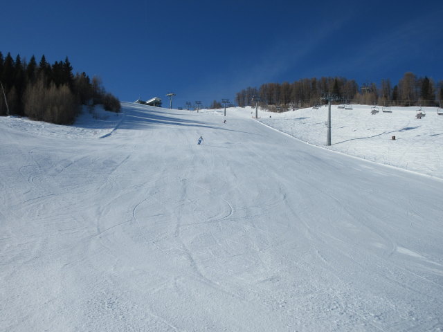 Stollenhang, daneben der 4-CLF Stollen, im Hintergrund die Bergstation der 6-MGD Petzen
