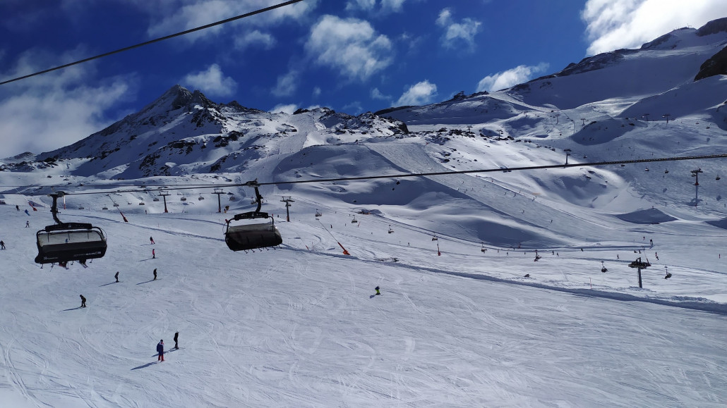 Wir schweben über die Massen in der Nachtweidebahn