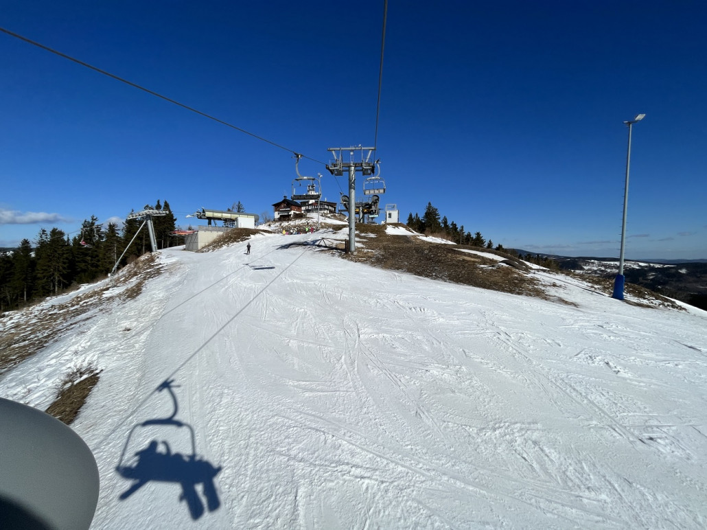 Auf dem Gipfel sieht man noch deutlicher was Wind und Regen genommen haben, die Einfahrt zum Steilhang der Pisten 1+2 aber komplett steinfrei