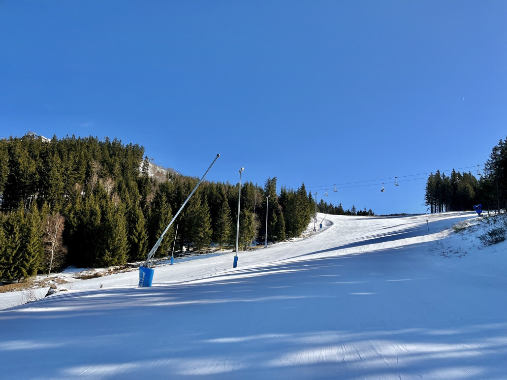 Teilung der Pisten 1 "Hana" in meine Richtung bzw. links zur 2 "Milena" auch nach dem Mittag dank Teilschatten fest und schnell